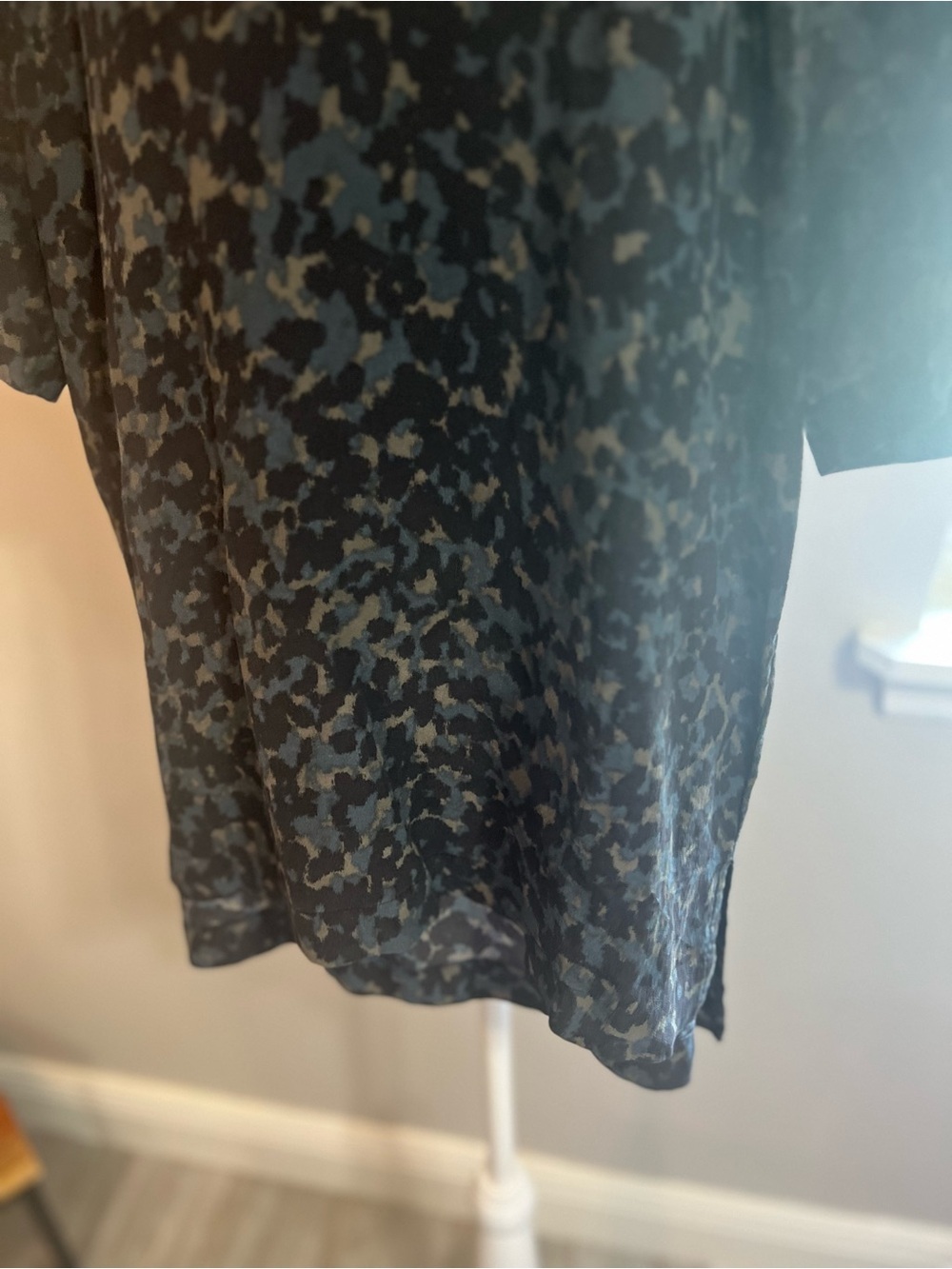 Madewell Medium Silk Front Row Tee in Ink Spot Leopard Blouse Top Shirt - Picture 10 of 13